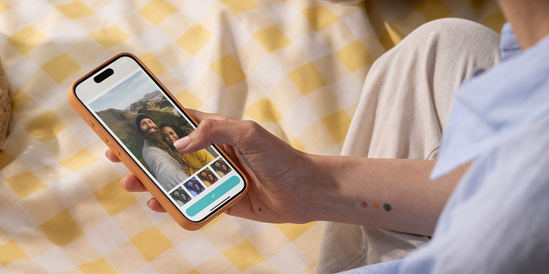Nahaufnahme einer Person, die eine Fotofilter-App auf einem Smartphone verwendet, um die besten kostenlosen Bildbearbeitungs-Apps für das Handy mit posterXXL zu entdecken.