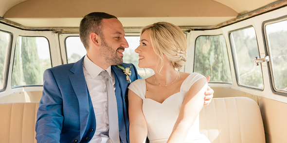Fee, Editorial Content Specialist bei posterXXL, sitzt an ihrem Hochzeitstag mit ihrem Mann in einem Auto und führt in Hochzeitstipps einer ehemaligen Braut ein.