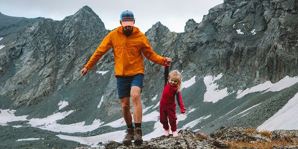 Ein Vater und seine Tochter wandern in einer Berglandschaft, ein Beispiel für eine Weitaufnahme und verschiedene Einstellungsgrößen in der Fotografie bei posterXXL.