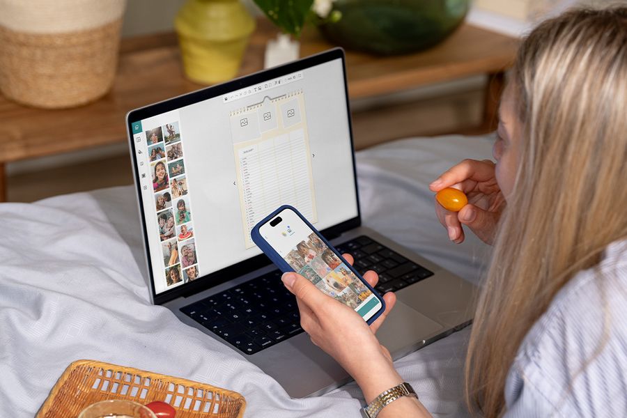 Frau benutzt ihren Laptop, um einen personalisierten Familienplaner mit dem einfachen posterXXL Editor zu erstellen.