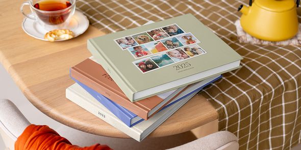 Personlig fotoknudsen familieplanlegger prominent utstilt på et tre sofabord.