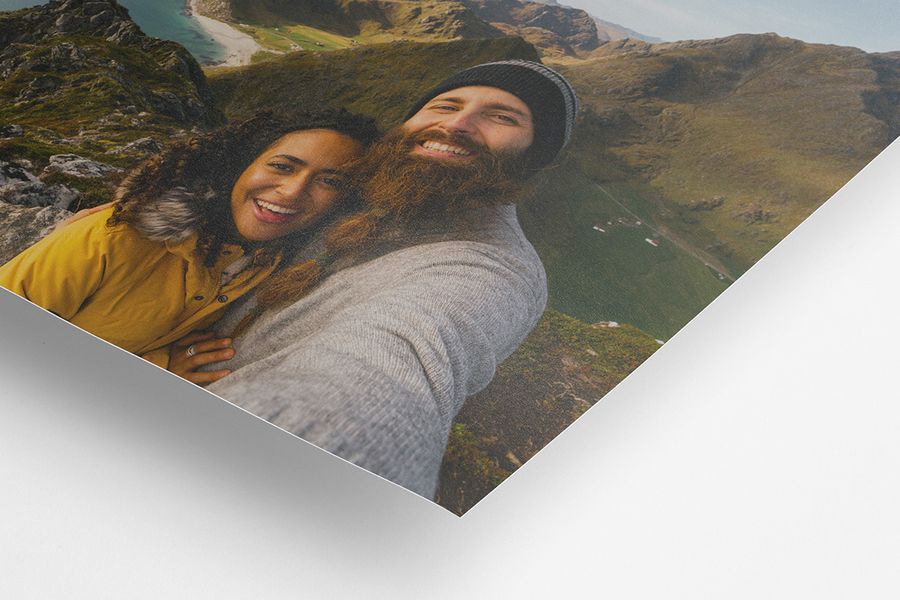 Ein Fotoabzug in matt eines lächelnden Paares, der den Unterschied zeigt.