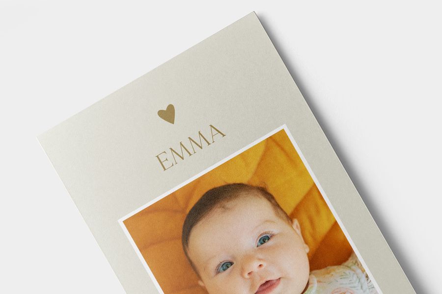 Ein Fotoabzug in matt eines Mädchens, der den Vergleich darstellt.