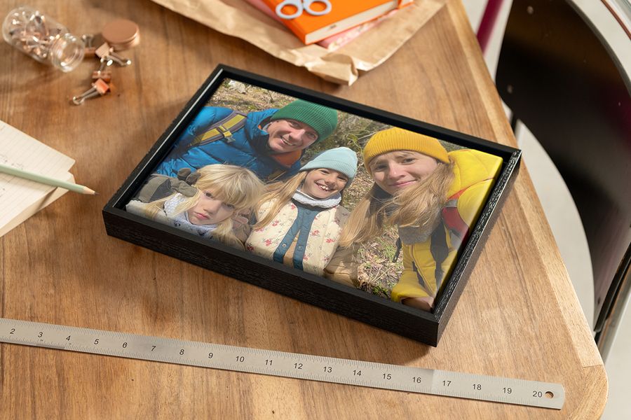 Personalisierte Wandbilder mit einem Familienfoto als Fotodruck auf Hartschaumplatte, ideal für kleine Wände.