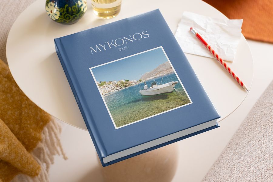 Ideen für Texte für ein Fotobuch über die Mykonos-Reise 2025, mit einem Bleistift bereit, um Erinnerungen und sprüche für fotobuch festzuhalten.