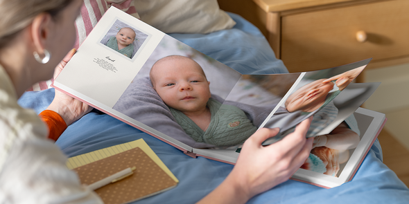 En åpen mitt første år fotobok fra fotoknudsen med tekst som viser hvordan man kan lag din egen barnebok med personlige detaljer.