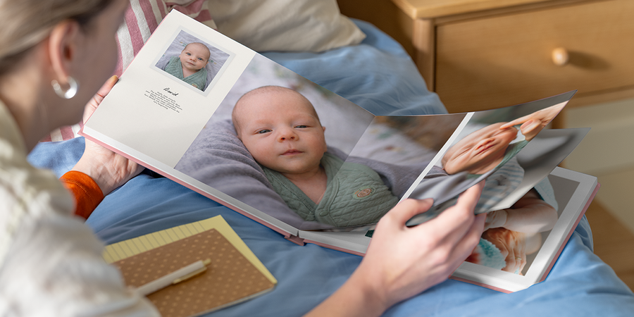 En åpen mitt første år fotobok fra fotoknudsen med tekst som viser hvordan man kan lag din egen barnebok med personlige detaljer.