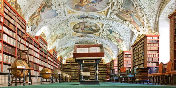 Der Teologische Saal der Klosterbibliothek Strahov in Prag, eine der schönsten Bibliotheken für Ihre Bucket List und Literaturreisen mit posterXXL.