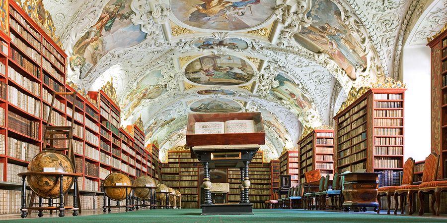 Der Teologische Saal der Klosterbibliothek Strahov in Prag, eine der schönsten Bibliotheken für Ihre Bucket List und Literaturreisen mit posterXXL.
