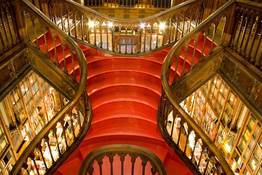 Die Buchhandlung Livraria Lello in Porto, Portugal, mit ihrer berühmten roten Treppe und gotischen Architektur, ein Highlight für Literaturreisen mit posterXXL.