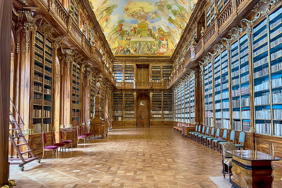 Der Philosophische Saal der Klosterbibliothek Strahov in Prag mit hohen Decken und Nussbaumholz-Regalen, ein Highlight für jede Literaturreise mit posterXXL.