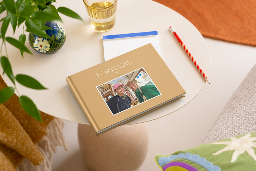 Ein personalisiertes Reisefotobuch auf einem Tisch als ostergeschenk mit eigenem foto, eine der vielen kreativen ostergeschenke ideen von posterXXL.