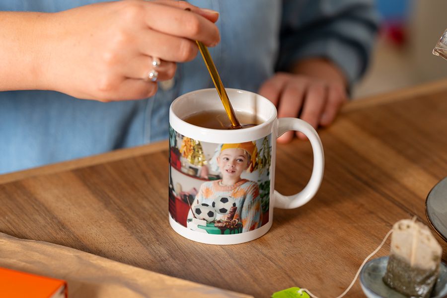 Eine personalisierte Tasse von posterXXL mit einem Jungen und einem Fußballkuchen, ein tolles Fotoalbum geburtstag Geschenk oder eine Ergänzung zum fotobuch zum geburtstag.