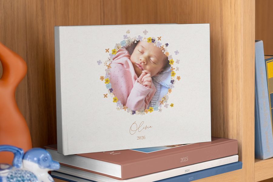 Ein personalisiertes posterXXL Fotobuch mit einem kleinen Baby-Mädchen auf dem Cover – als Inspiration für ein Fotobuch zum Muttertag und ein persönliches Geschenk zum ersten Muttertag.