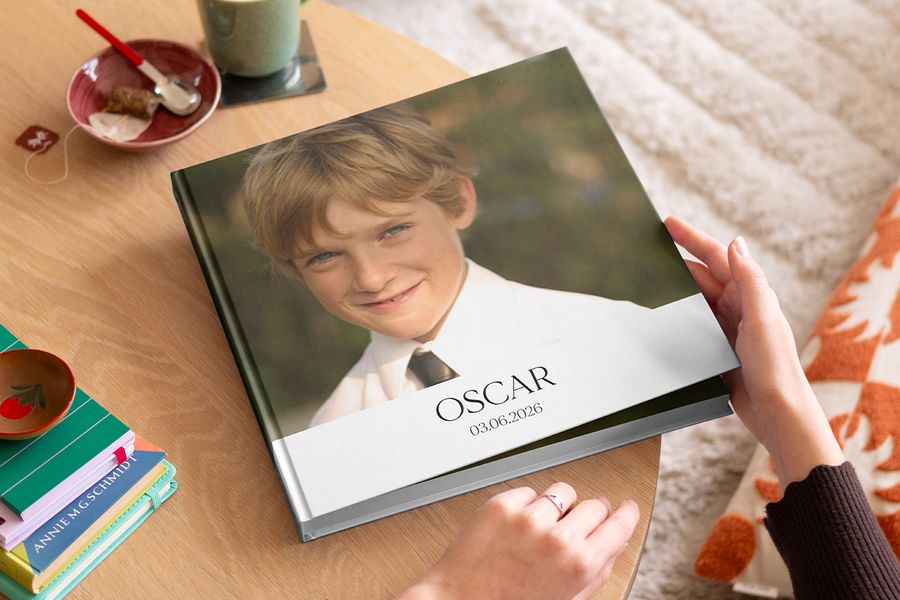 Ein personalisiertes Fotobuch zur Konfirmation mit den schönsten Momenten, als bleibende Erinnerung und Teil der Glückwünsche zur Konfirmation bei posterXXL.