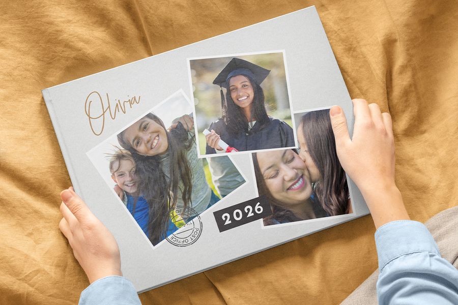 Ein posterxxl Fotobuch zum Abschluss aus dem Jahr 2026 mit drei Fotos auf dem Cover, darunter ein Mädchen mit Talar und Hut sowie zwei Familienfotos aus der Kindheit – als Inspiration für personalisierte Abschlussgeschenke und Fotobuch-Ideen zum Abschluss.