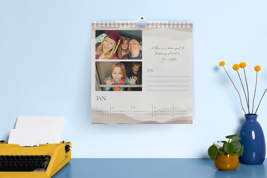 Ein personalisierter posterxxl Wandkalender mit einem Abschlussfoto neben einem Kinderfoto – als Inspiration für Geschenkideen zum Abschluss und personalisierte Fotokalender.
