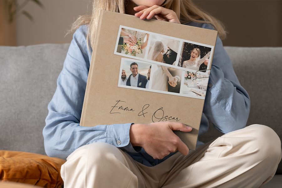 Eine Frau hält ein personalisiertes posterXXL Wedding Coffee Table Fotobuch auf ihrem Schoß – als Inspiration für ein Wedding Coffee Table Book und ein personalisiertes Coffee Table Fotobuch.