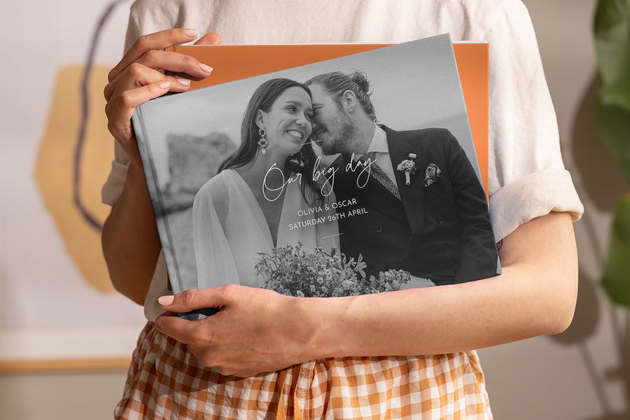 Eine Frau hält ein personalisiertes posterXXL Wedding Coffee Table Fotobuch in den Händen – als Inspiration für ein Wedding Coffee Table Book und ein personalisiertes Coffee Table Fotobuch.