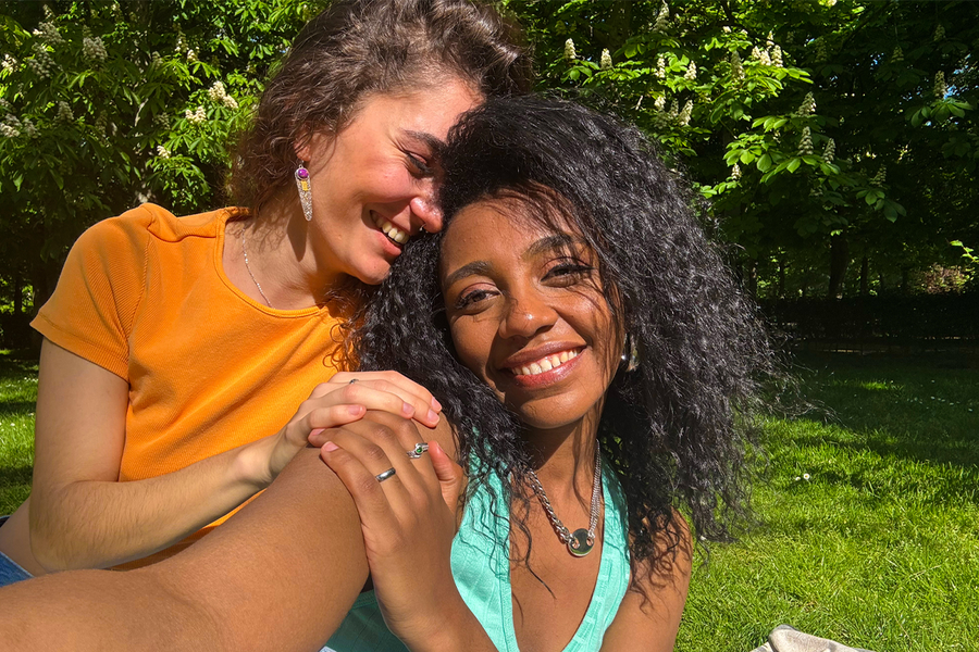 Zwei Frauen lächeln und machen ein Selfie in einem üppig grünen Park – ein Beispiel dafür, wie kräftige Farben Sonnenfotos lebendig und ausdrucksstark wirken lassen.