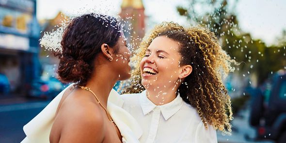 Ein lächelndes Brautpaar an seinem Hochzeitstag – als Inspiration für was man in eine Hochzeitskarte schreibt und passende Glückwünsche zur Hochzeit.