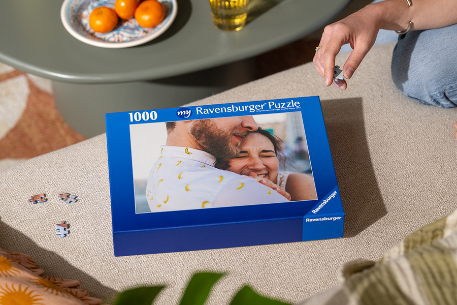 Ein personalisiertes posterXXL Puzzle mit einem glücklichen Paar auf der Vorderseite, das die Idee einer versteckten Botschaft als kreativen Heiratsantrag zeigt.