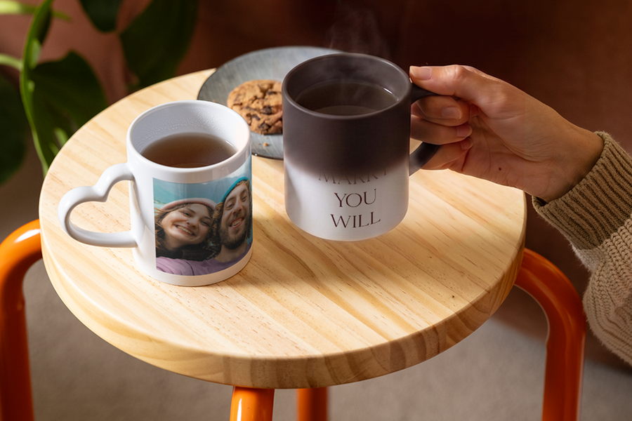 Eine personalisierte, wärmeempfindliche posterXXL Tasse zeigt nach und nach die Worte „Willst du mich heiraten?“, als kreative und romantische Idee für einen Heiratsantrag.
