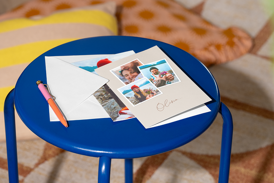 Eine personalisierte posterXXL Karte mit verschiedenen Fotos eines glücklichen Paares, die zeigt, dass eine individuelle Karte eine liebevolle und bedeutungsvolle Art für einen Heiratsantrag sein kann.