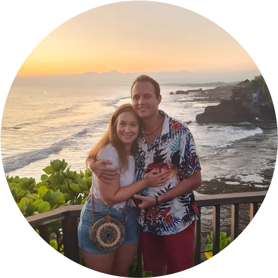 Claudia und ihr Mann lächeln gemeinsam bei einem wunderschönen Sonnenuntergang auf Bali und zeigen ihre romantische Geschichte des Heiratsantrags.