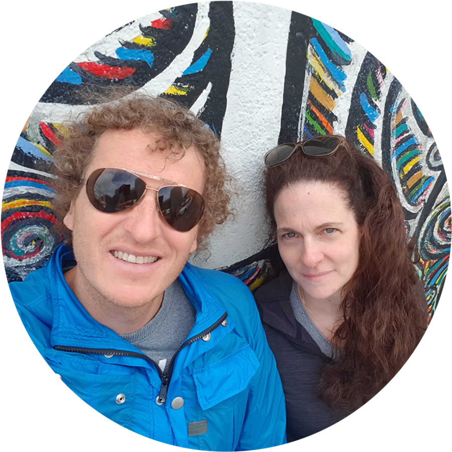 Efrat und ihr Mann machen ein Selfie an der Berliner Mauer, als Illustration von Efrats Verlobungsgeschichte und einem persönlichen, bedeutungsvollen Heiratsantrag-Moment.