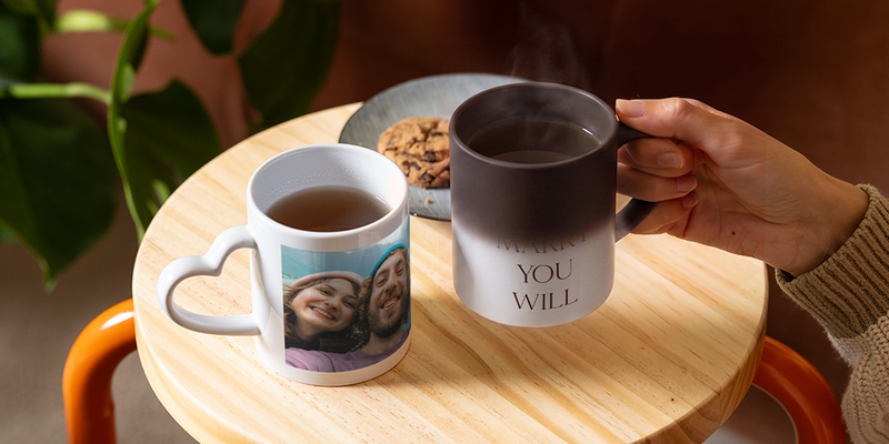 Eine personalisierte, wärmeempfindliche posterXXL Tasse zeigt nach und nach die Worte „Willst du mich heiraten?“, als kreative und romantische Idee für einen Heiratsantrag.