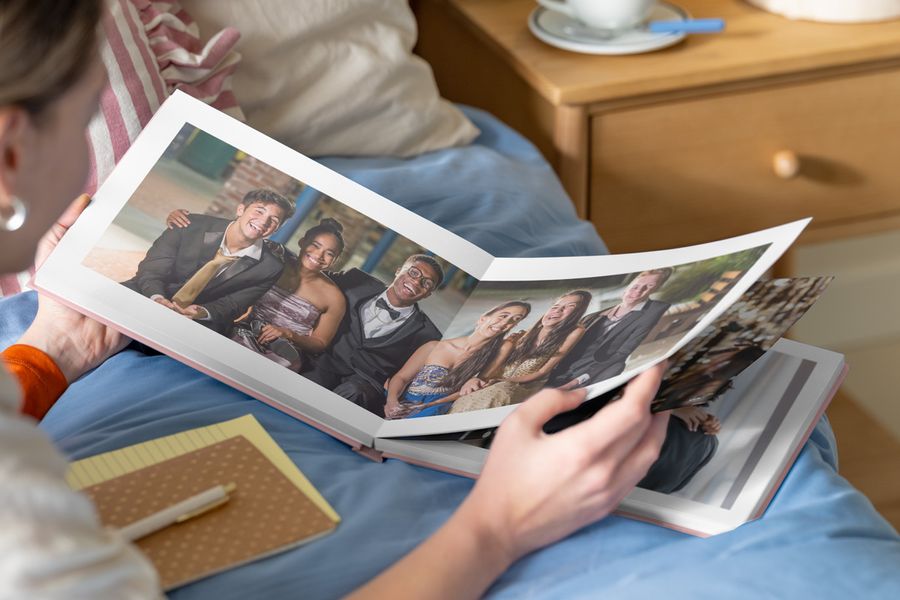 Personalisiertes posterXXL Fotobuch mit einer doppelseitigen Aufnahme der Abschlussklasse vom Abiball