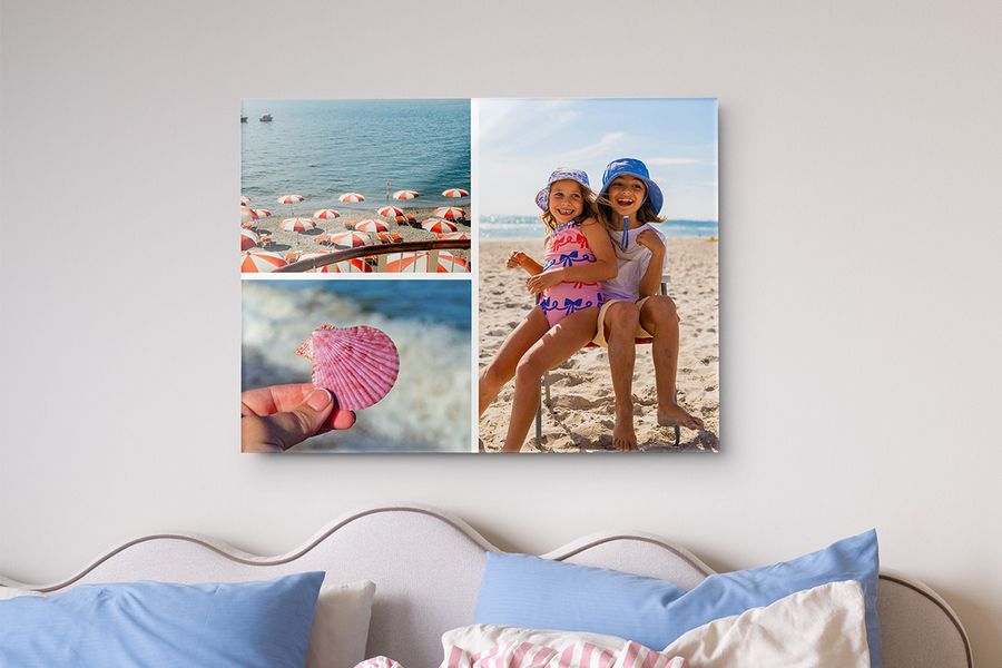 In einem Schlafzimmer zeigt eine gerahmte Fotocollage sommerliche Strandmotive mit Muscheln, zwei lächelnden Mädchen am Strand und Sonnenschirmen am Meer – als Inspiration für sommerliche Inneneinrichtung und Schlafzimmerdeko.