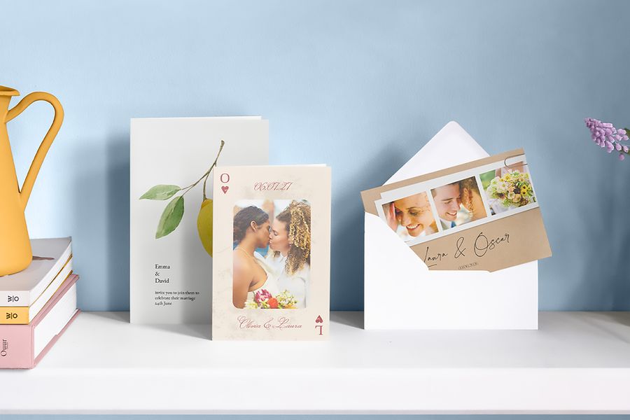 Eine Auswahl verschiedener posterXXL Hochzeitskarten in unterschiedlichen Designstilen, die zeigt, wie man personalisierte Hochzeitskarten passend zu den Hochzeitstrends 2026 auswählt.
