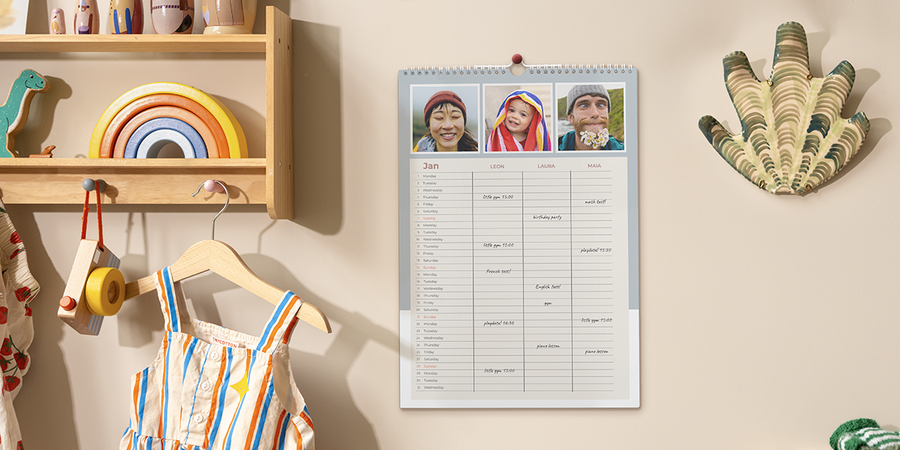 Ein Familienplaner steht in einer Familienküche und inspiriert zu Familienurlaub, Reiseplanung und Reisespielen für Kinder mit posterXXL.