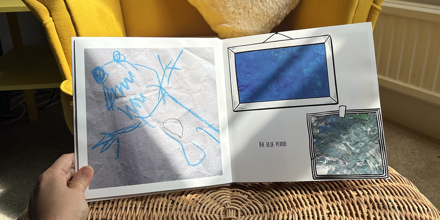 Ein aufgeschlagenes Kinderfotobuch zeigt auf der linken Seite eine ganzseitige Monsterzeichnung und auf der rechten Seite zwei Kinderkunstwerke mit Bildunterschriften und dekorativen Rahmen, und veranschaulicht posterXXLs Layout-Ideen für ein Kinderfotobuch.