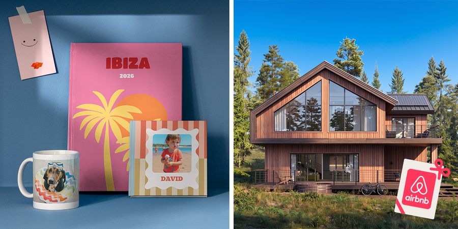 Eine Auswahl personalisierter posterXXL Produkte, darunter Fotobücher und eine Tasse, ist neben einem schönen Haus zu sehen und veranschaulicht die Preise des posterXXL Sommer-Fotowettbewerbs, darunter Airbnb-Gutscheine.