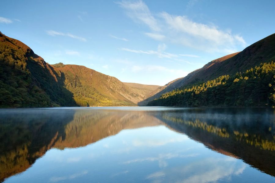 Von Heidekraut bedeckte Hänge und der berühmte Lough Tay, bekannt als 