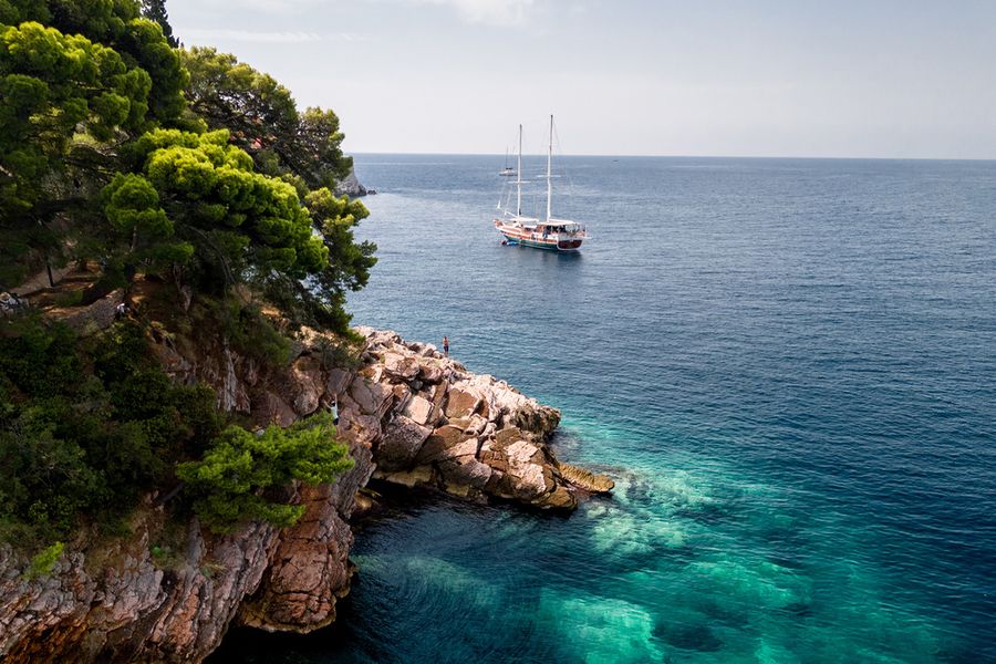 Ein leuchtend türkisfarbenes Meer, eingebettet zwischen kalkweißen Felsklippen im Nationalpark Calanques in Frankreich, einer der besten Nationalparks Frankreichs in posterXXLs Ratgeber.