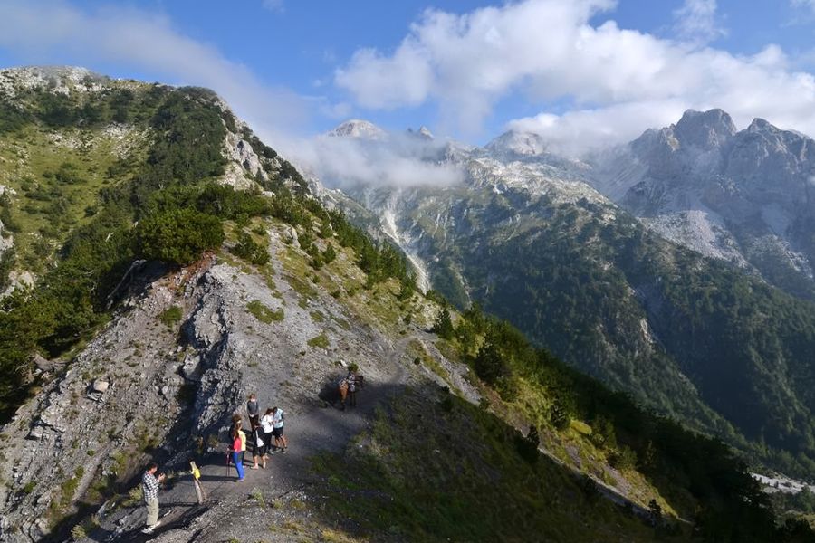Zerklüftete Berggipfel und ruhige Alpenseen im Nationalpark Prokletije in Montenegro, bekannt als die 