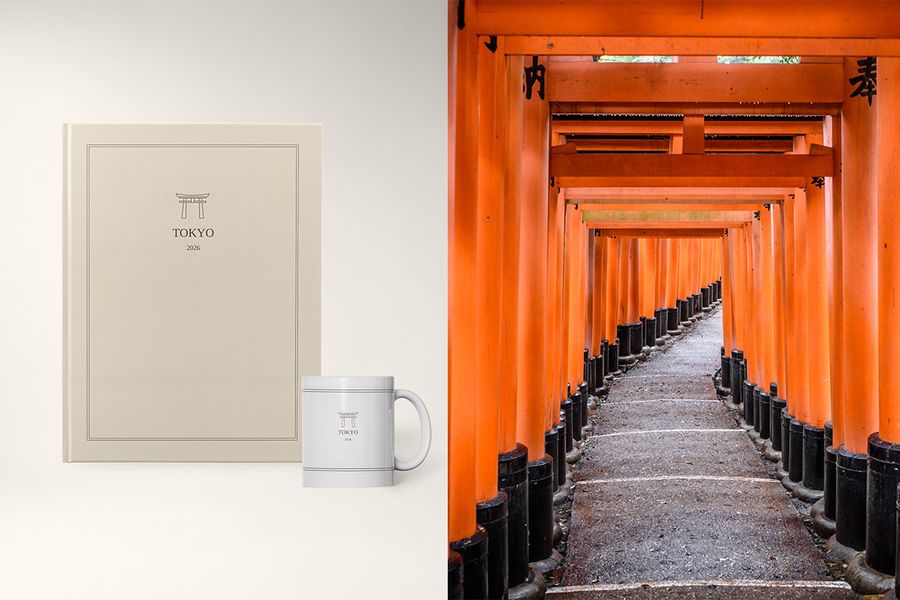 Ein Fotobuch und eine Tasse mit dem Titel 'Tokyo' stehen neben einem Bild orangefarbener Schreine in Japan, und zeigen posterXXLs Archive Edit-Design mit klaren Layouts und dezenten Coverillustrationen.