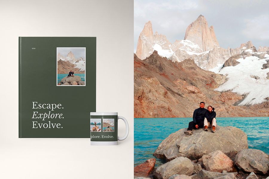Ein Fotobuch und eine Tasse im Editorial Earth-Design von posterXXL, neben einem Bild eines Paares auf einem Felsen mit Bergen und Wasser im Hintergrund, mit kräftiger Covertypografie und natürlichen Farben.