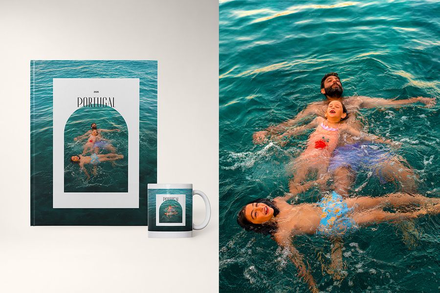 Ein Fotobuch und eine passende Tasse im Open Arch-Design von posterXXL, mit einem Vater und seinen zwei Söhnen, die im Wasser spielen, eingerahmt von sanften bogenförmigen Rändern.