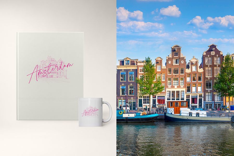 Ein Fotobuch und eine Tasse mit dem Titel 'Amsterdam' zeigen eine Skizzenillustration der Stadt, und veranschaulichen posterXXLs City Sketch-Design mit originaler Strichzeichnung und reisezielinspirierten Farbpaletten.