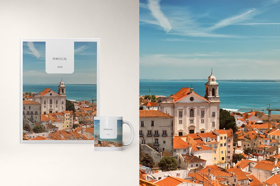 Das Travel Chapter-Design steht neben einer passenden Tasse von posterXXL, mit klaren Layouts und ganzseitigen Fotografien für große Landschaften und beeindruckende Architektur.
