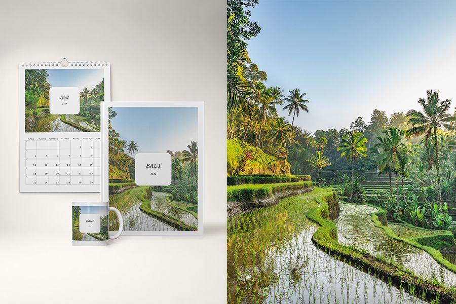 Ein Fotobuch, Kalender und eine Tasse im Full Story-Design von posterXXL, mit kräftiger, geschichteter Typografie und editorialen Layouts, die wie ein Reisetagebuch wirken.