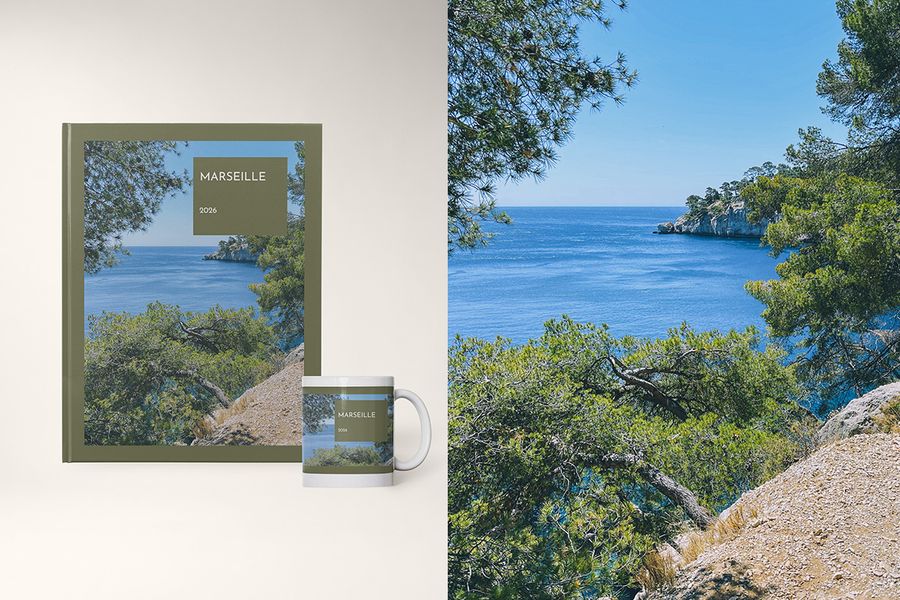 Ein Fotobuch und eine Tasse im Travel Hues-Design von posterXXL, mit kräftigen Farbblöcken, inspiriert von Reisezielpaletten wie Spaniens warmen Terrakottatönen und Norwegens kühlen Blautönen.
