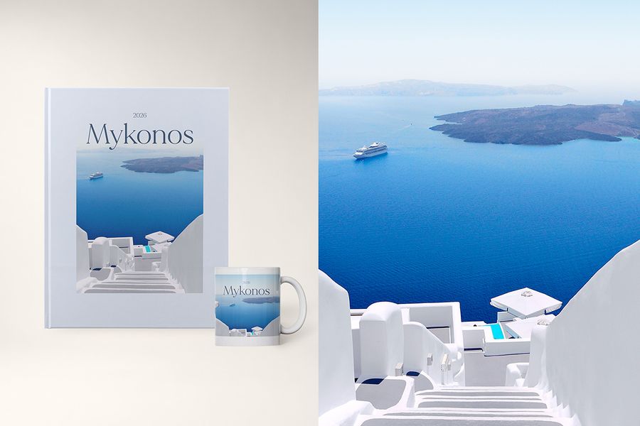 Eine Tasse und ein personalisiertes Fotobuch mit dem Titel 'Mykonos', das ein Bild der Insel zeigt, im My Travelogue-Design von posterXXL, bei dem Titel, Reiseziel und Coverfarbe individuell gestaltet werden können.