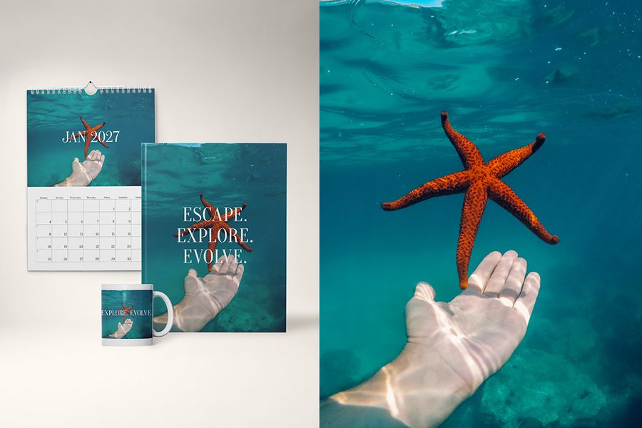 Ein Fotobuch, eine Tasse und ein Kalender im Endless Escape-Design von posterXXL, mit einem Bild einer Hand, die unter Wasser nach einem Seestern greift, perfekt für Strandurlaube und Inselhopping.