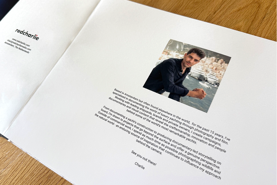 Eine aufgeschlagene Doppelseite aus Charl van Rooys Fotobuch zeigt die Eröffnungsseite mit einem Porträt von ihm und einer Einführung in seinen Fotostil, und veranschaulicht posterXXLs Tipps zur Strukturierung eines Fotografie-Portfolios.